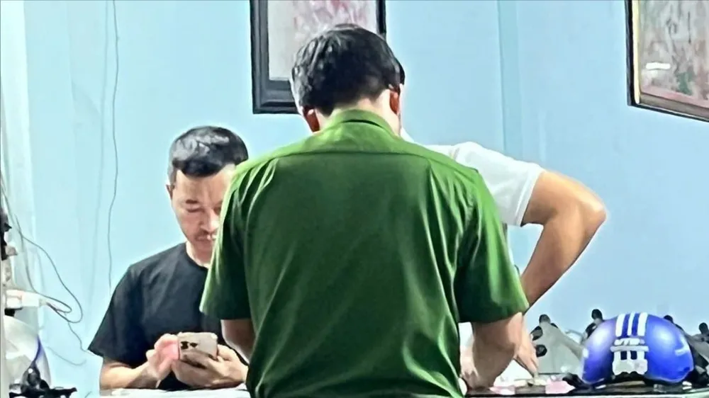 bia-chuyen-bi-cuop-de-giau-chong-viec-tra-no.jpg