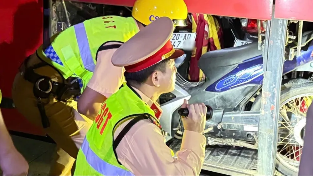 Lực lượng Cảnh sát giao thông phát hiện xe khách vận chuyển 15 xe máy. Ảnh: CSGT ĐN