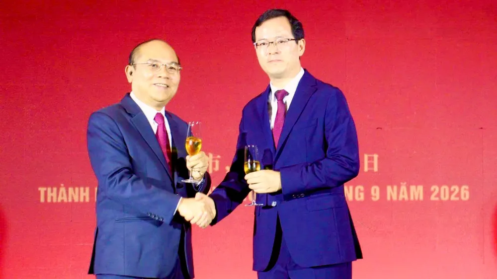 Phó Chủ tịch UBND TPHCM Trần Văn Bảy chúc mừng 77 năm Quốc khánh nước CHND Trung Hoa đến Quyền Tổng Lãnh sự Trung Quốc tại TPHCM Từ Châu
