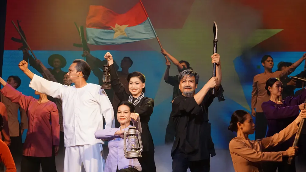 Các nghệ sĩ của Nhà hát Cải lương Trần Hữu Trang tái diễn trích đoạn "Người ven đô" tại chương trình. Ảnh: THANH HIỆP