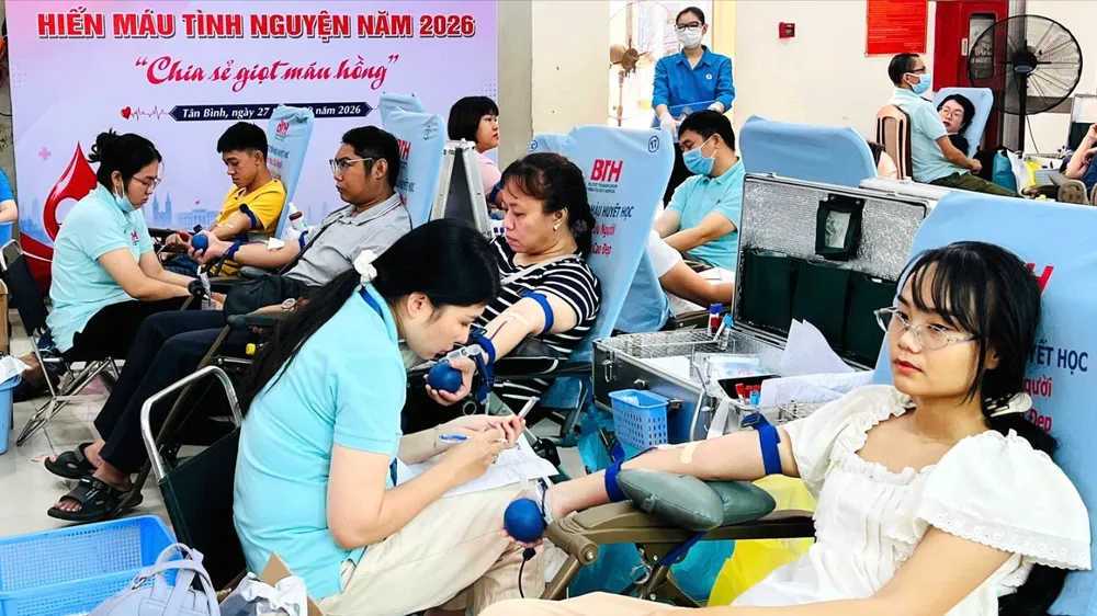 Công nhân, người lao động hiến máu tình nguyện sáng 27-9