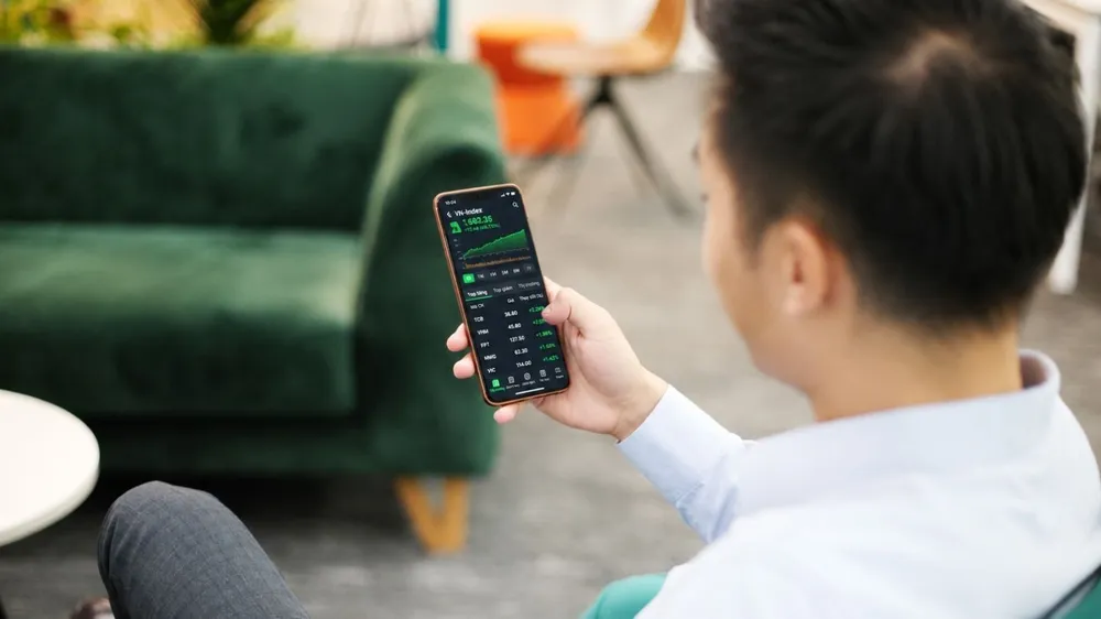 Nhà đầu tư coi bảng giá chứng khoán. Ảnh: NHUNG NGUYỄN