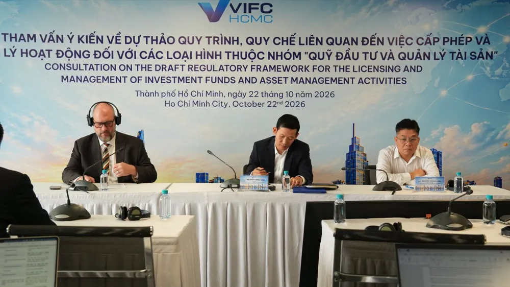 Đại diện Cơ quan điều hành VIFC-HCMC lắng nghe ý kiến các chuyên gia tại hội nghị. Ảnh: NHÂN LÊ