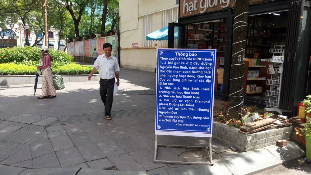 Xoá bỏ bãi giữ xe, Đường sách TPHCM chật vật  ảnh 3