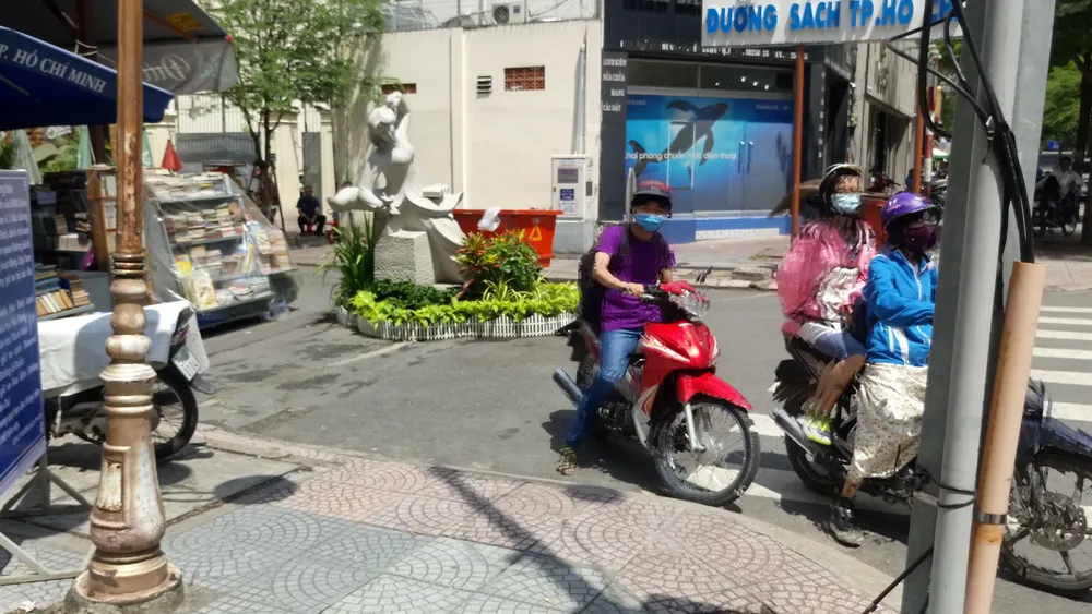 Xoá bỏ bãi giữ xe, Đường sách TPHCM chật vật  ảnh 2