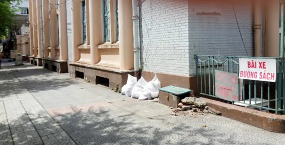 Xoá bỏ bãi giữ xe, Đường sách TPHCM chật vật  ảnh 1