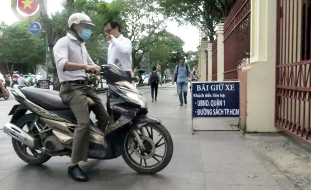 Những người khách đầu tiên gửi xe để vào đường sách