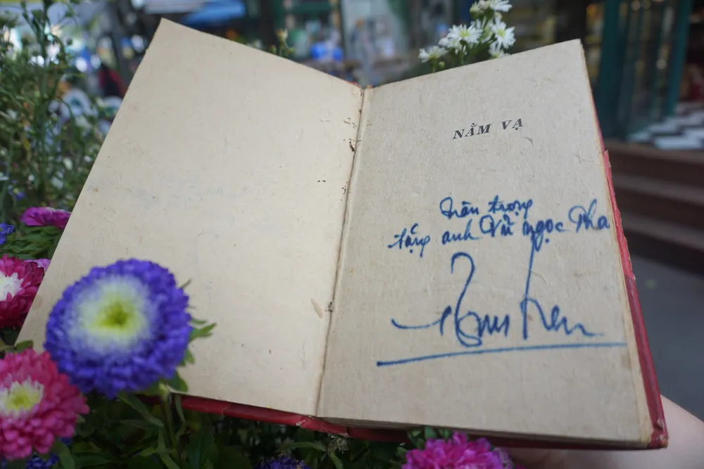 Triễn lãm “Về chốn thư hiên” - Sự lôi cuốn của những trang sách ngả màu thời gian ảnh 2