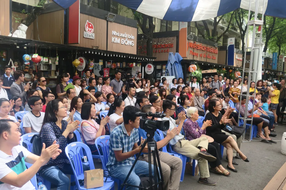  Ca sĩ biểu diễn, nhà nghiên cứu trình bày - Tất cả hướng đến sự quan tâm về xuất bản ảnh 3