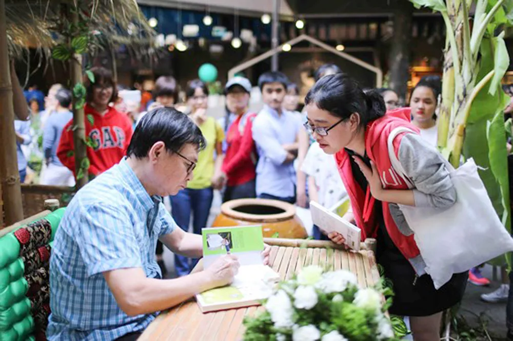 Nhà văn Nguyễn Nhật Ánh ký tặng một bạn đọc. Ảnh: DŨNG PHƯƠNG