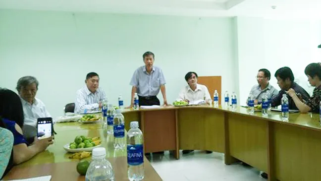 Chủ tịch Hội Nhà văn TPHCM Trần Văn Tuấn (đứng) trả lời các vấn đề xung quanh  giải thưởng 2017 