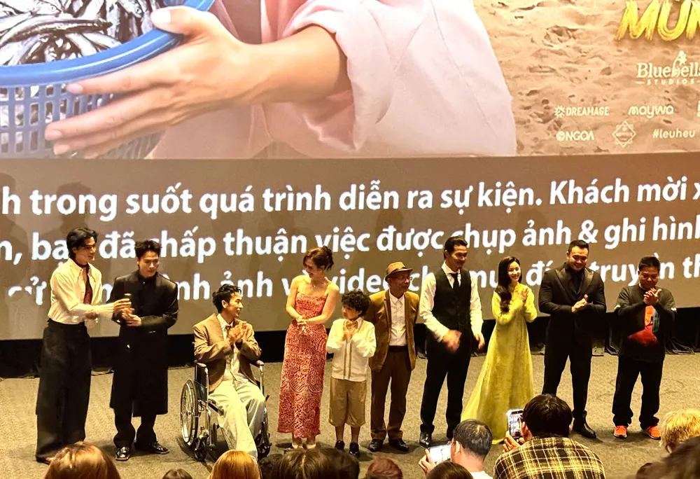 Dàn diễn viên tại sự kiện, Tuấn Trần đang chấn thương vẫn tham gia quảng bá. Ảnh Lan Vy.jpg