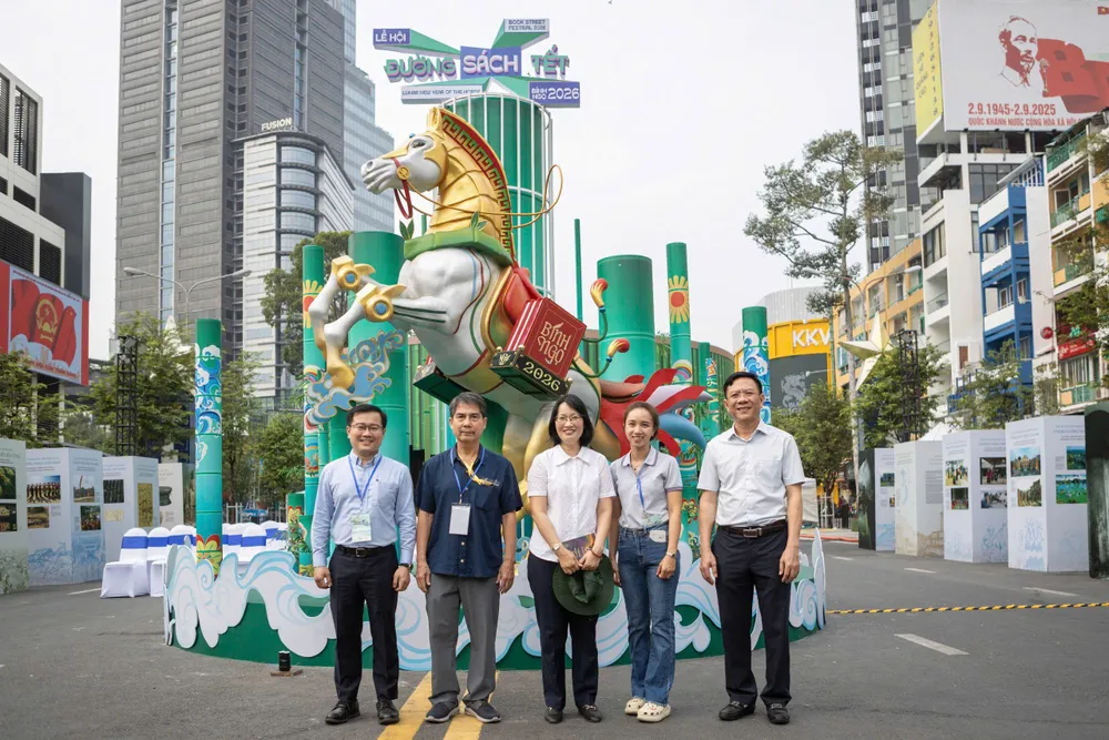 Phó Chủ tịch UBND TPHCM Trần Thị Diệu Thúy tại cổng chào Đường sách Tết Bính Ngọ 2026 với biểu tượng “Bính Ngọ vươn mình”. Ảnh: BTC