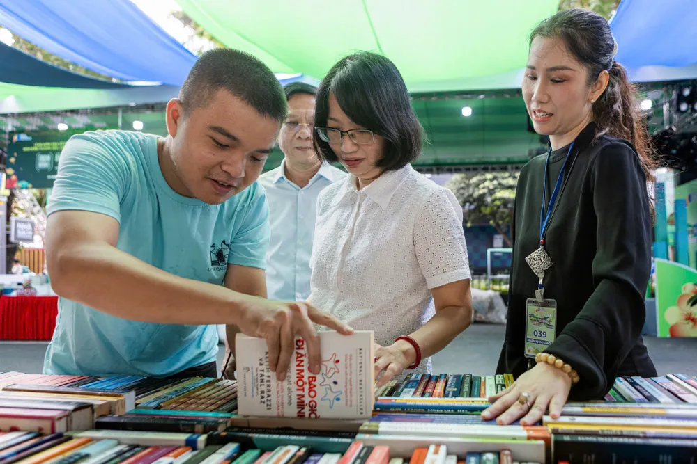 Phó Chủ tịch UBND TPHCM Trần Thị Diệu Thúy kiểm tra các khu vực trưng bày sách. Ảnh: BTC