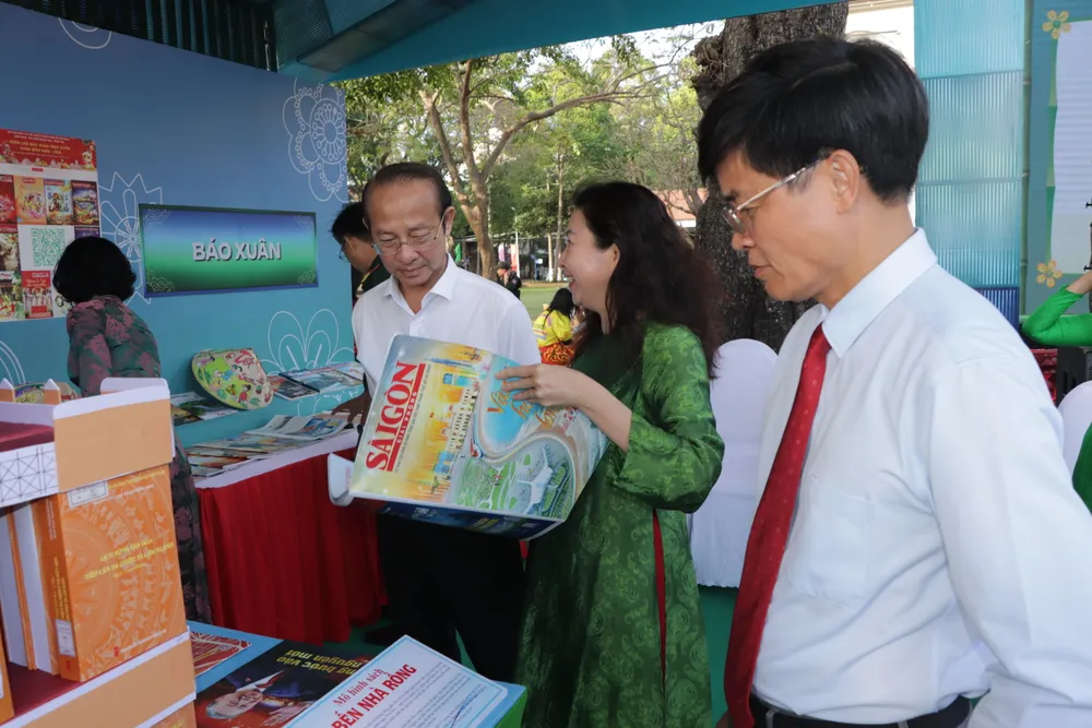 Các đại biểu xem giai phẩm Xuân của Báo Sài Gòn Giải Phóng tại khu vực trưng bày báo xuân, Đường sách Tết Bính Ngọ 2026, phường Vũng Tàu . Ảnh: QUANG VŨ