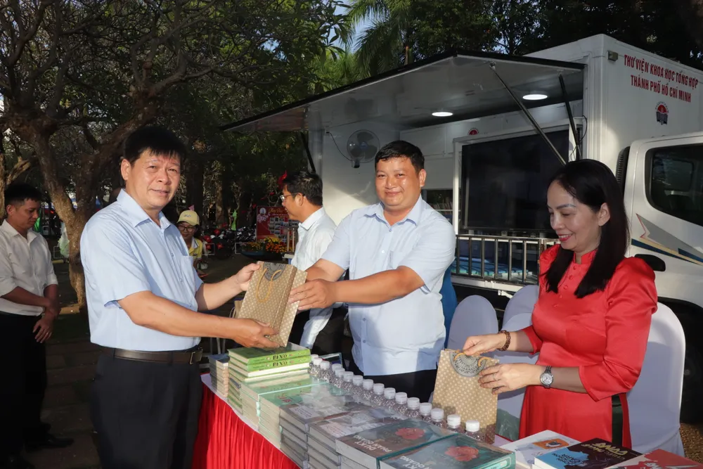 Gian hàng tặng sách cho bạn đọc tham gia Lễ hội Đường sách Tết Bính Ngọ 2026 tại phường Vũng Tàu. Ảnh: QUANG VŨ