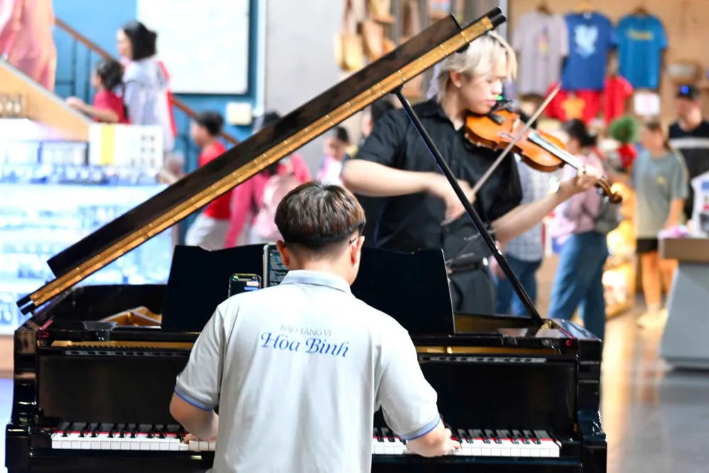 Biểu diễn âm nhạc cổ điển tại Bảo tàng Chứng tích Chiến tranh. Ảnh: BTCC