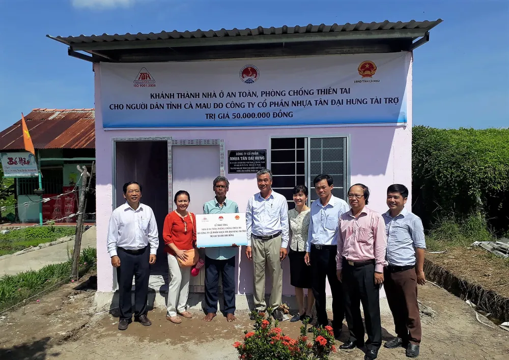 Bàn giao 5 căn nhà an toàn, phòng chống thiên tai ảnh 1