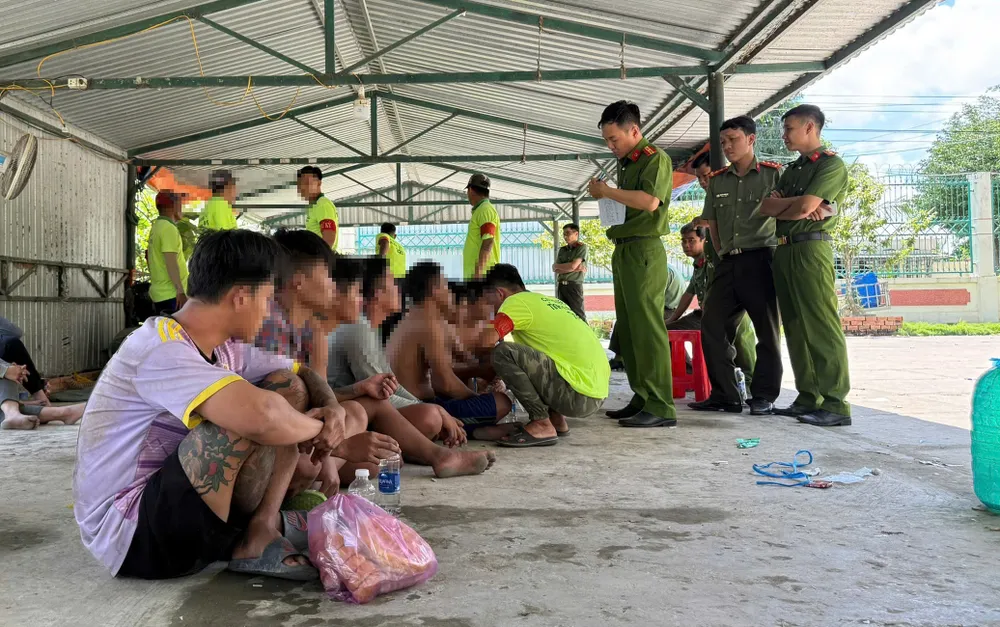 Lực lượng công an làm việc với các học viên đã được truy tìm. Ảnh: TIẾN DŨNG