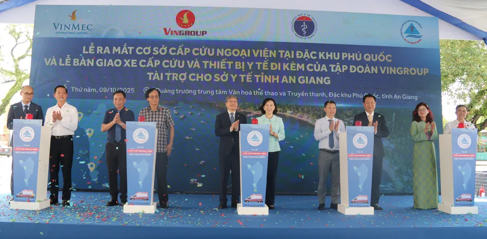 Các đại biểu tham dự lễ ra mắt Cơ sở cấp cứu ngoại viện chuẩn quốc tế Phú Quốc. Ảnh: NAM KHÔI