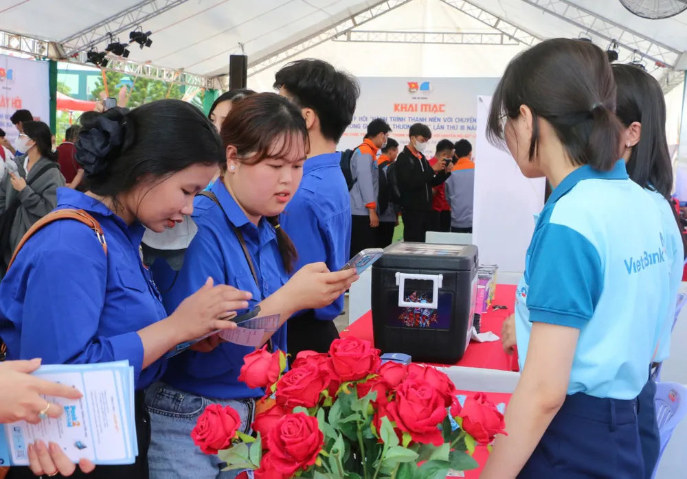 Đoàn viên, thanh niên trải nghiệm các dịch vụ thanh toán số, giải pháp kinh doanh số tại ngày hội. Ảnh: PHƯƠNG NAM