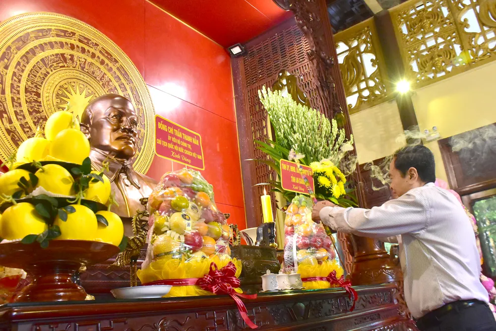 Chủ tịch Quốc hội Trần Thanh Mẫn dâng hương tưởng nhớ Chủ tịch Tôn Đức Thắng. Ảnh: NAM KHÔI