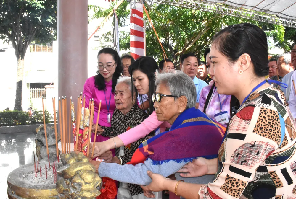 2 Mẹ Việt Nam Anh hùng Huỳnh Thị Năm và Trần Thị Thi dâng hương tại Nhà bia tưởng niệm Anh hùng Lực lượng vũ trang nhân dân Mai Thị Nương. Ảnh: NAM KHÔI