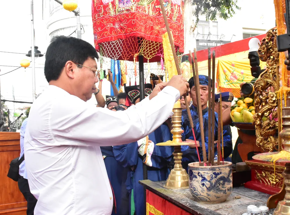 Bí thư Tỉnh ủy An Giang Nguyễn Tiến Hải dâng hương lên Tượng đài Anh hùng dân tộc Nguyễn Trung Trực. Ảnh: NAM KHÔI