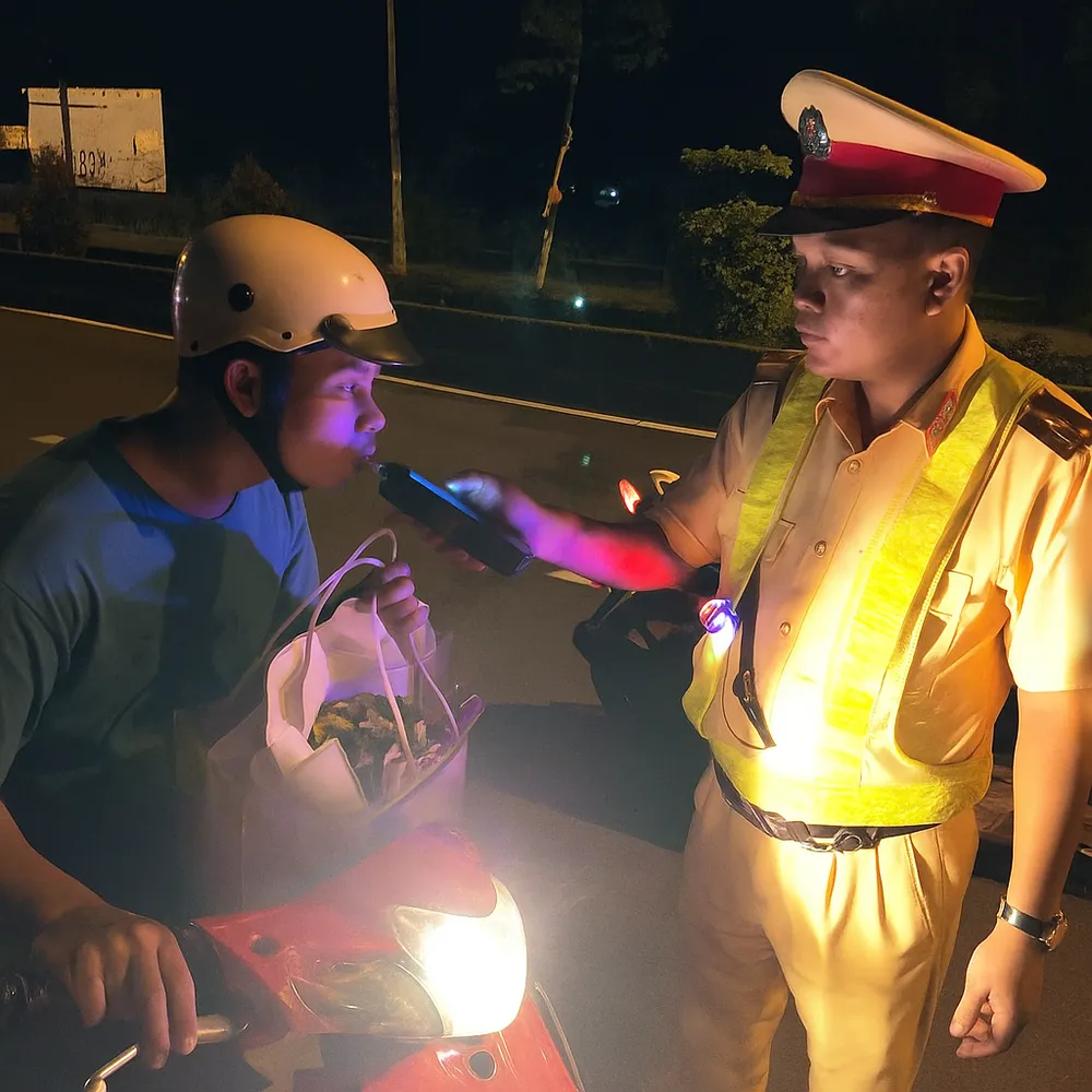 Lực lượng CSGT kiểm tra nồng độ cồn tại đặc khu Phú Quốc vào tối 20-10. Ảnh: NAM KHÔI