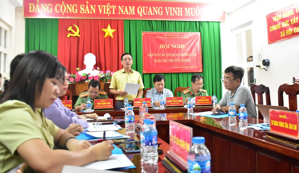 Ông Trương Hữu Tiền, Giám đốc Ban Quản lý khu du lịch quốc gia Núi Sam thông tin với các cơ quan thông tấn, báo chí tại cuộc họp. Ảnh: NAM KHÔI