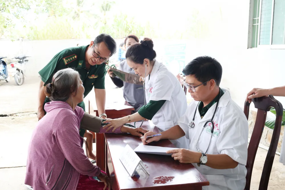 Các y, bác sĩ quân y tư vấn, khám bệnh cho người dân. Ảnh: NAM KHÔI