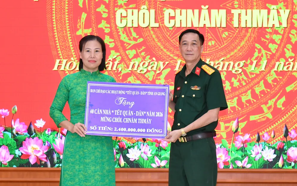 Đại tá Cao Minh Tâm, Phó Chính ủy Bộ CHQS tỉnh, Phó Trưởng Ban Thường trực Ban tổ chức các hoạt động "Tết Quân - Dân" tỉnh An Giang trao bảng tượng trưng hỗ trợ kinh phí xây dựng nhà đến đại diện UBND xã Hòn Đất