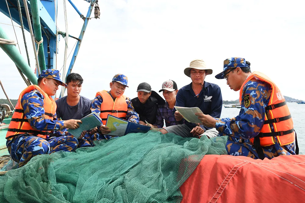 Đoàn công tác tuyên truyền, phổ biến kiến thức pháp luật cho ngư dân