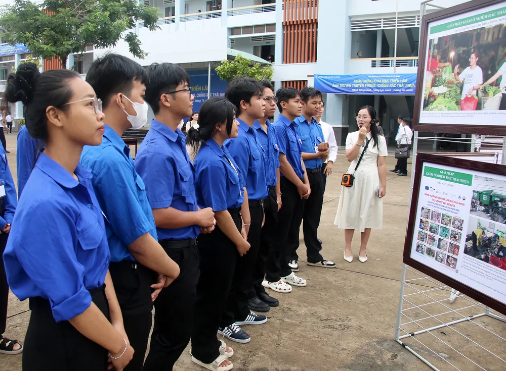 Đoàn viên, thanh niên xem các tác phẩm trưng bày tại triển lãm