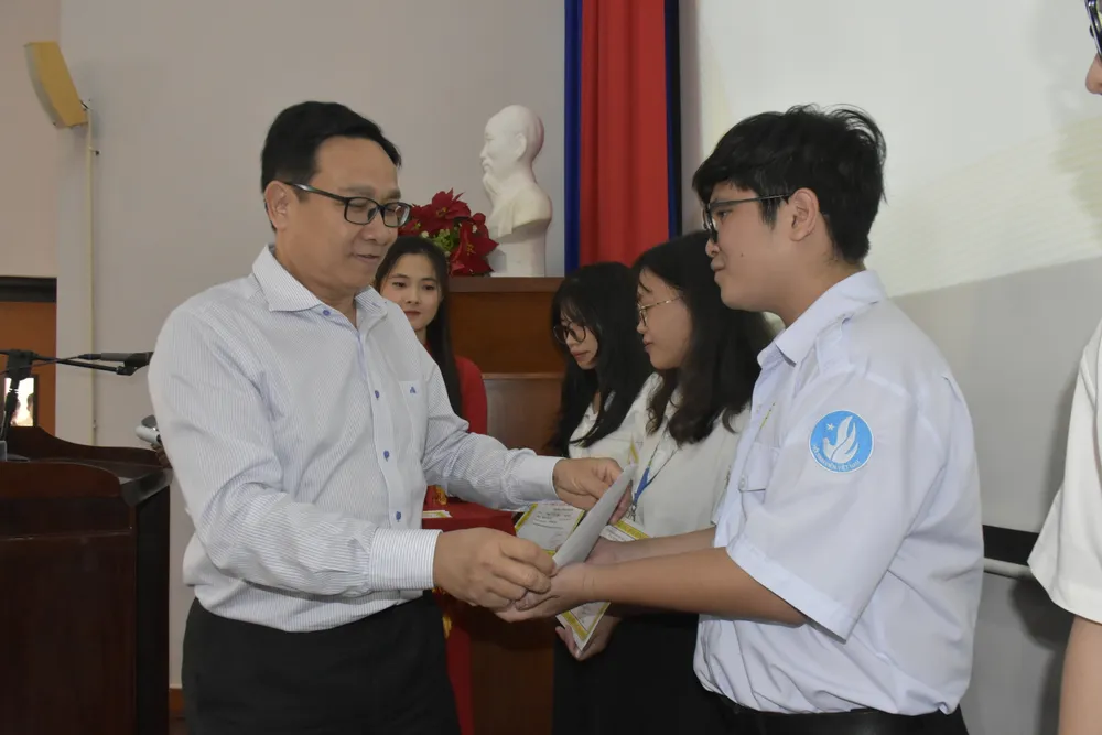 Đại diện Công ty TNHH MTV Xổ số kiến thiết tỉnh An Giang trao học bổng đến sinh viên