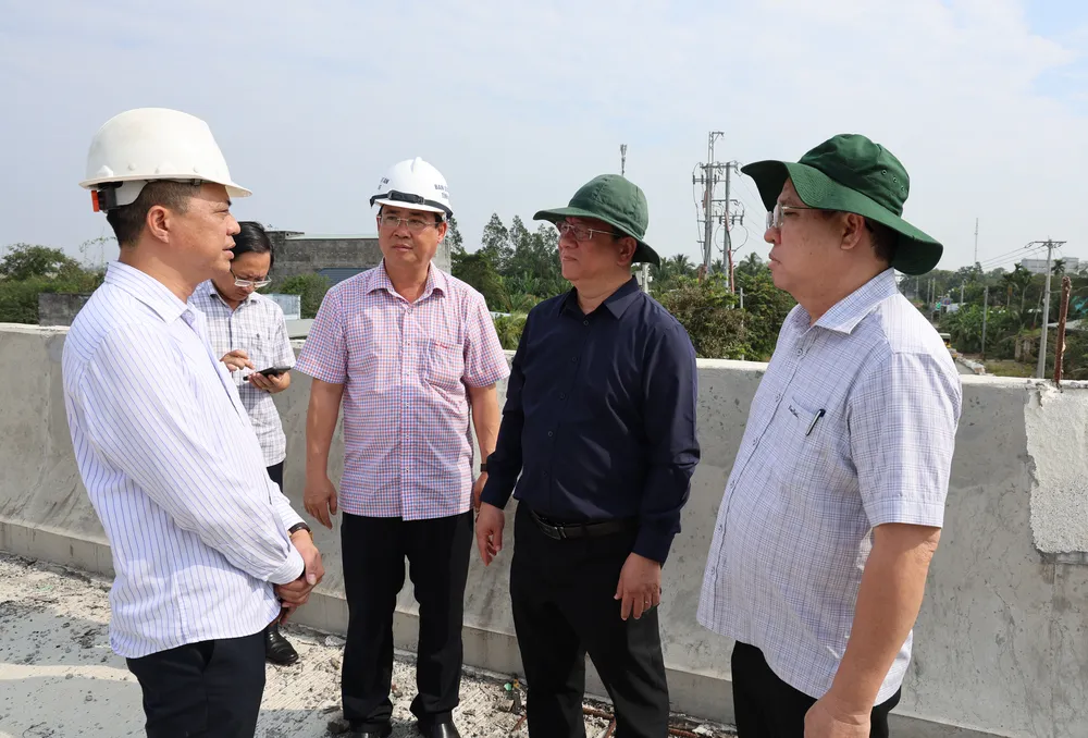 Chủ tịch UBND tỉnh An Giang Hồ Văn Mừng (thứ hai từ phải qua) kiểm tra tiến độ thi công cao tốc Châu Đốc - Cần Thơ - Sóc Trăng giai đoạn 1
