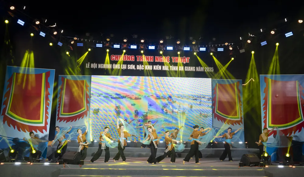 Một tiết mục văn nghệ trong chương trình văn nghệ khai mạc Lễ hội Nghinh Ông Lại Sơn năm 2025