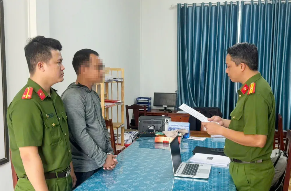 Cơ quan công an thi hành lệnh bắt tạm giam đối với Bùi Quang Huy