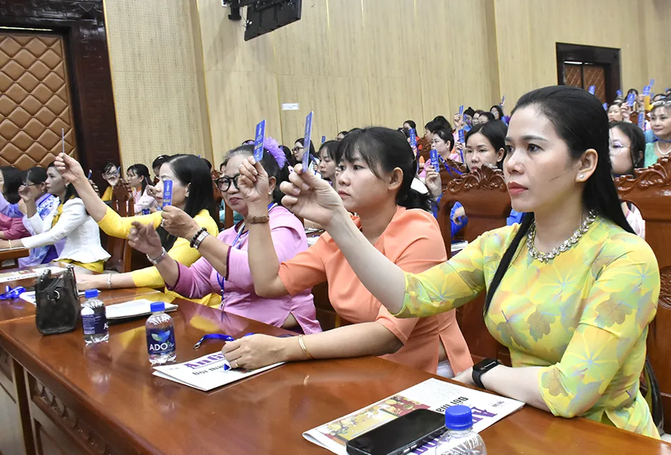 Các đại biểu biểu quyết thông qua Nghị quyết của Đại hội