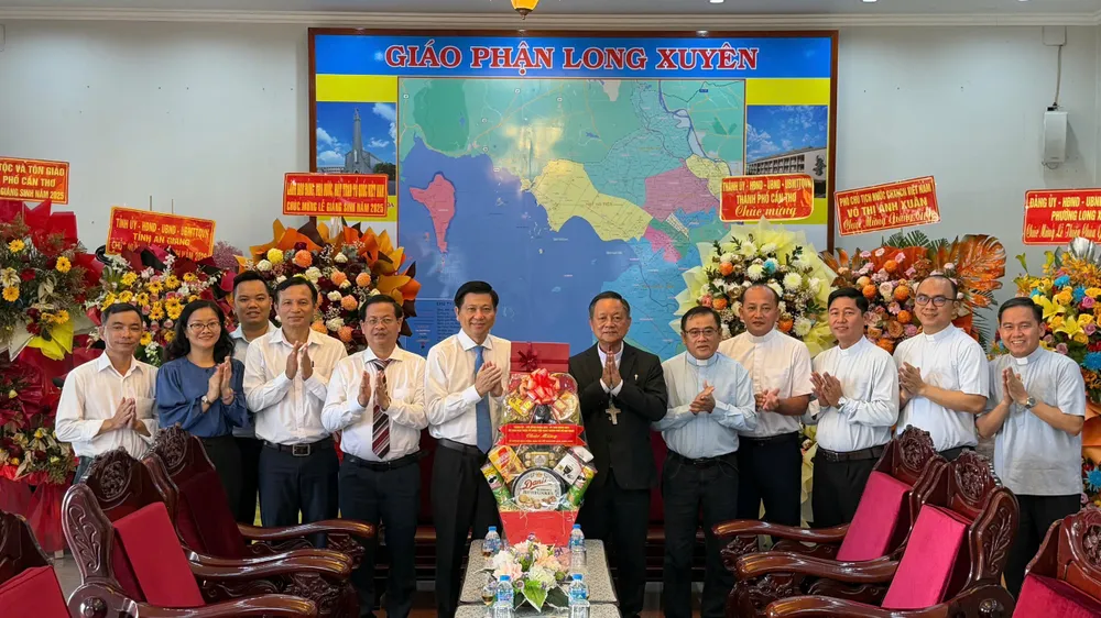 Phó Chủ tịch HĐND TPHCM Trần Văn Tuấn thăm, tặng quà Giáo phận Long Xuyên (tỉnh An Giang)