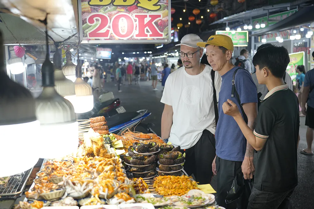 Du khách thưởng thức các món ăn ở đặc khu Phú Quốc