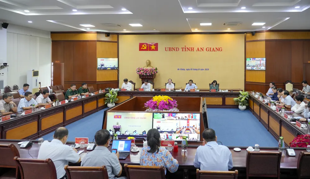 Quang cảnh cuộc họp nghe báo cáo việc điều chỉnh quy hoạch tỉnh thời kỳ 2021-2030