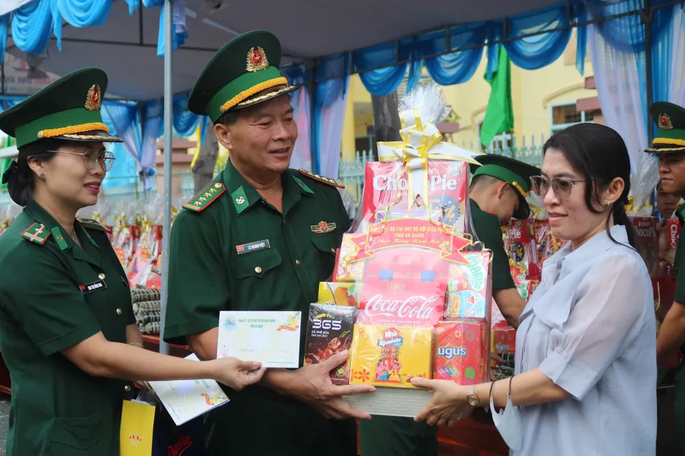 Chương trình “Xuân biên phòng ấm lòng dân bản” nhằm chăm lo cho gia đình khó khăn ở khu vực biên giới