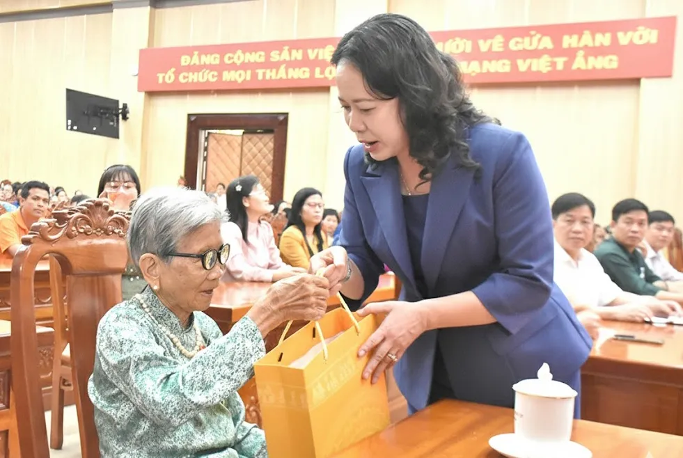 Phó Chủ tịch nước Võ Thị Ánh Xuân tặng quà Mẹ Việt Nam Anh hùng Trần Thị Thi