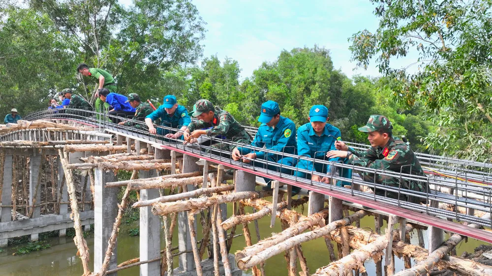 Cán bộ, chiến sĩ Tiểu đoàn 207 cùng đoàn viên, thanh niên xây dựng cầu Kênh 9, ấp Tân Điền, xã Hòa Điền trong chương trình “Tết Quân - Dân” năm 2026