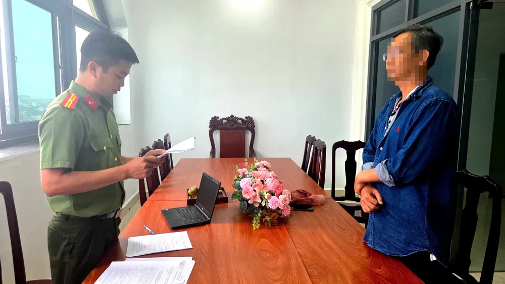 Công an làm việc với ông N.T.H.L.