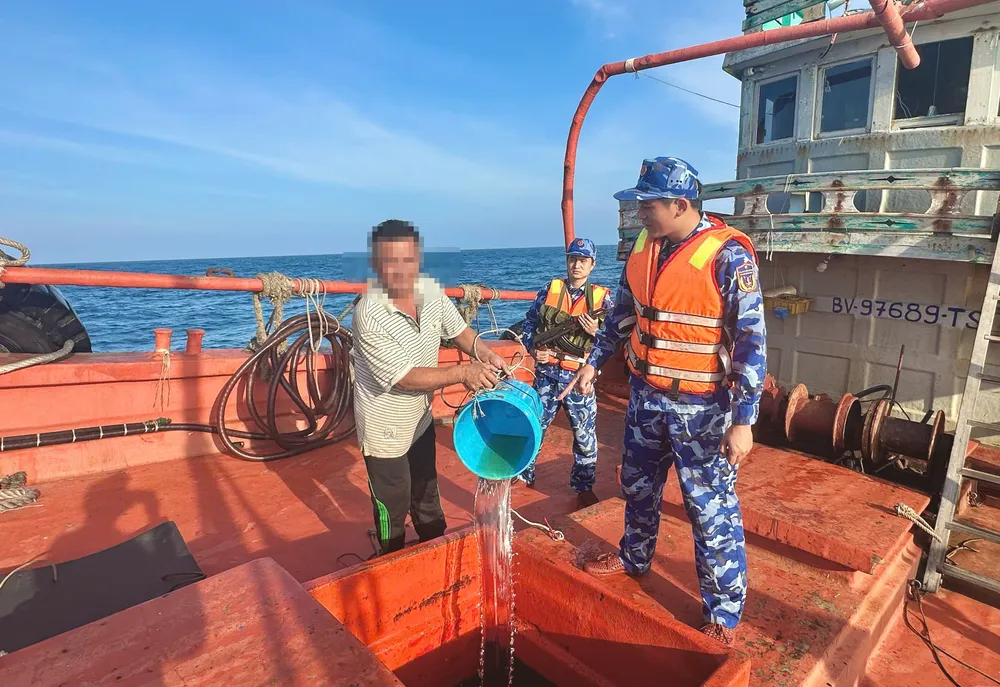 Lực lượng chức năng kiểm tra hàng hóa vi phạm trên tàu BV 98768 TS