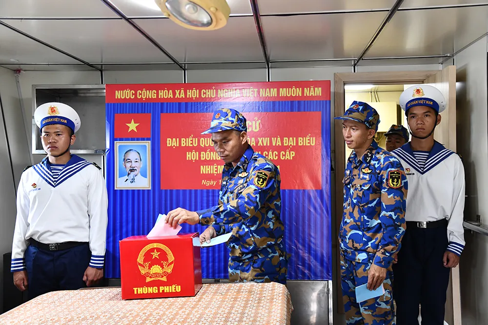 Các cử tri trên tàu chốt trực bỏ phiếu.JPG