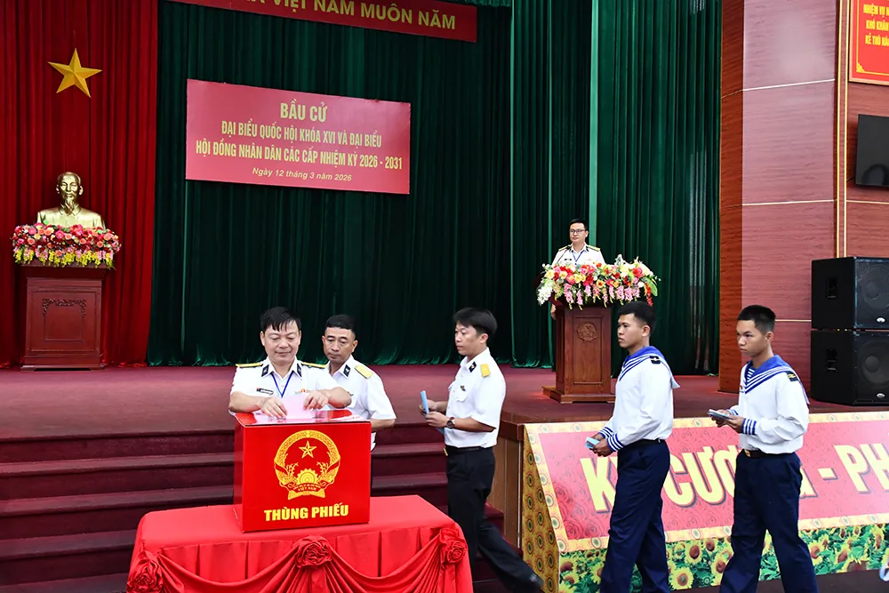 Cử tri đi bỏ phiếu tại khu vực bầu cử số 60.JPG