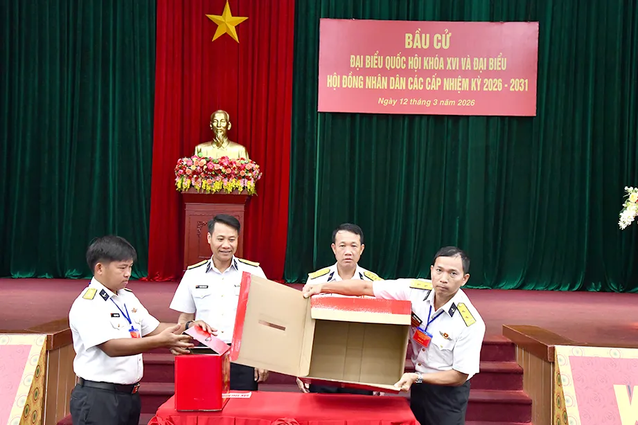 Cử tri khu vực bầu cử số 60 kiểm tra thùng phiếu trước khi tiến hành bầu cử..JPG